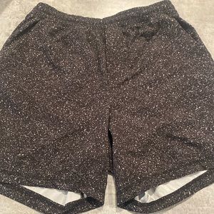 Lulu Pacebreaker black/white pattern
- Liner Cut Out 
- Size Large 5” Inseam